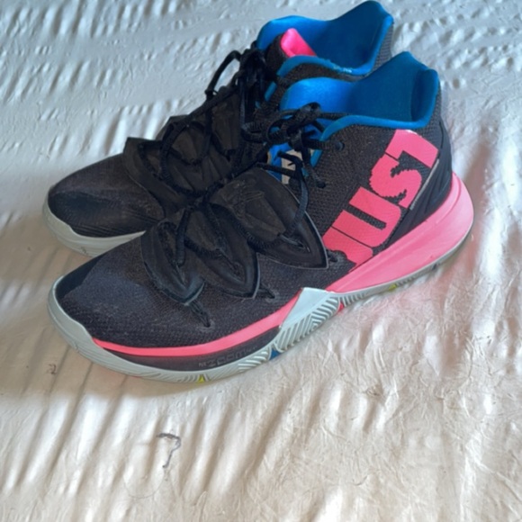 Nike Kyrie 5 - Picture 2 of 5